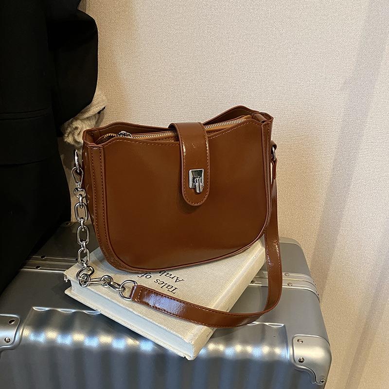 Premium Texture Portable Shoulder Bucket Bag for Women 2025 To Send Winter New Fashion Foreign Style Semi-round Chain Tote