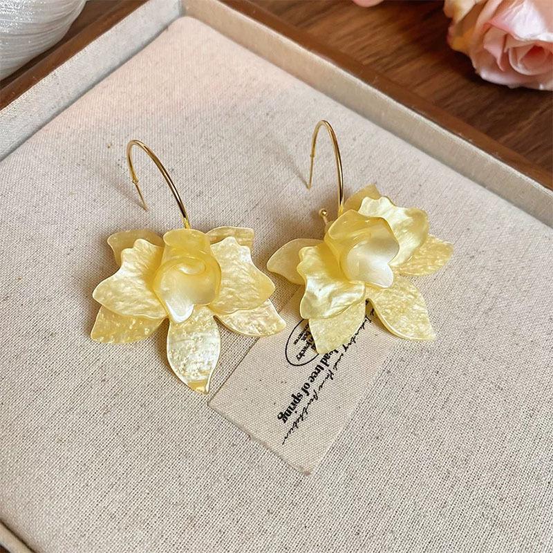 Elegant French Retro Acrylic Flower Earrings: Feminine Niche Fashion, Luxurious High-End Jewelry