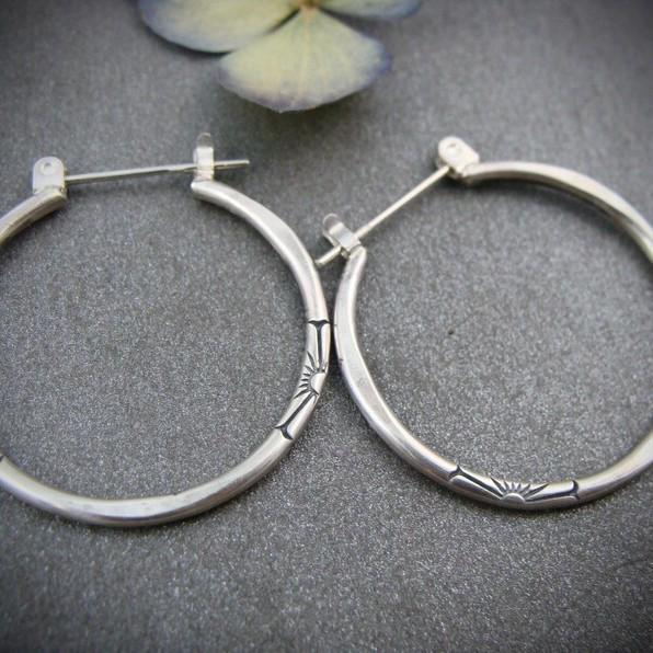 Antique Silver Floral Basket Carved Hollow Round Ear Clip – Retro, Versatile, Ethnic Style Fashion Accessory