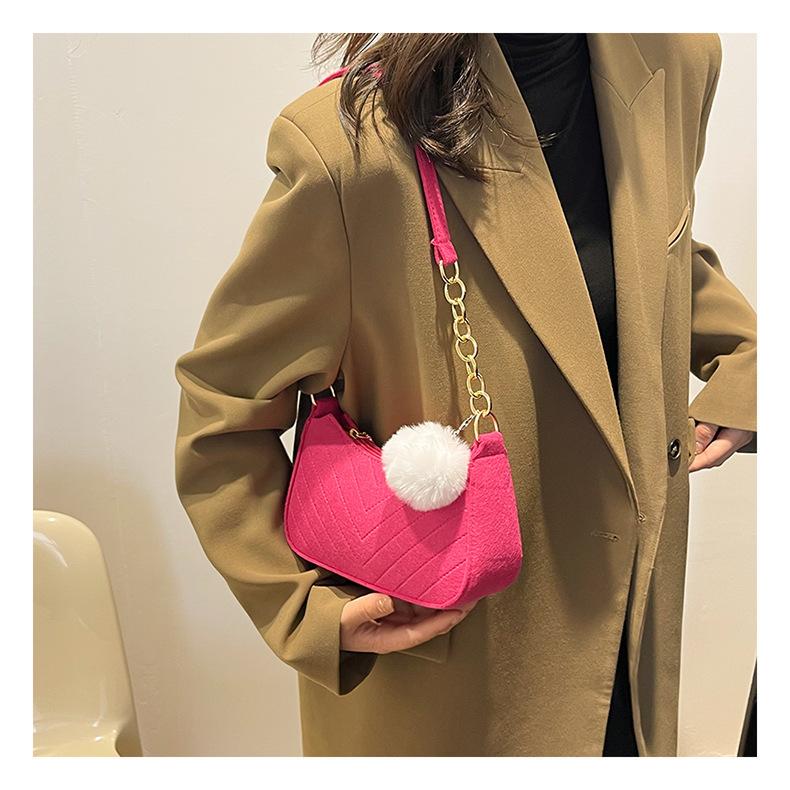 Трендовая повседневная женская сумка с ворсом — фото 14