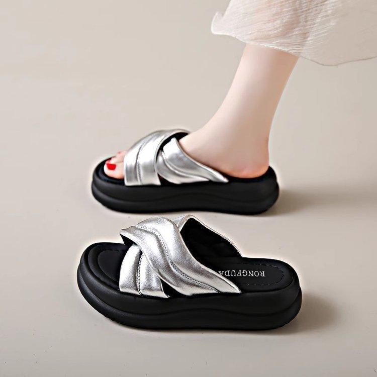 Cool Slippers Women's Summer Wear 2025 New Heightened Thick-soled Silver Slippers Internet Celebrity Fashion Versatile One-word Slippers