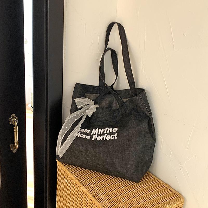 

2024 Новая летняя повседневная модная джинсовая сумка женская простая вышивка большая вместительная сумка подмышкой легкая сумка чёрный