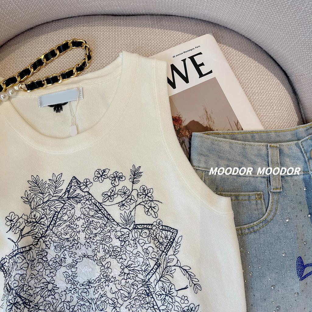 French Retro White Sleeveless Knitted Vest for Women In Summer Embroidery Outside with High-end and Pure Erotic Top