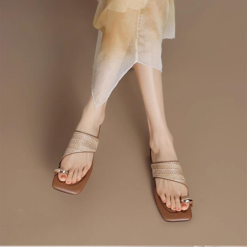Fashion Women's New Spring/Summer Square Head Casual and Comfortable Medium Heel Large Metal Accessories Truffle Toe Beach Slippers