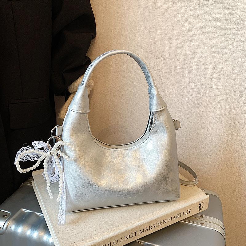 A Stylish and Fashionable Single-shoulder Crossbody Bag with A Luxurious Texture for Commuting To Work.