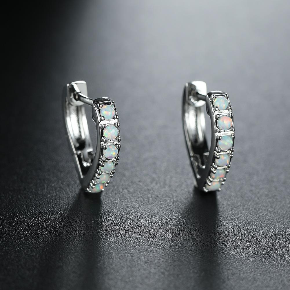 

Свежее и милое сердце, инкрустированное шестью синими ушными пряжками, модное и универсальное для женщин