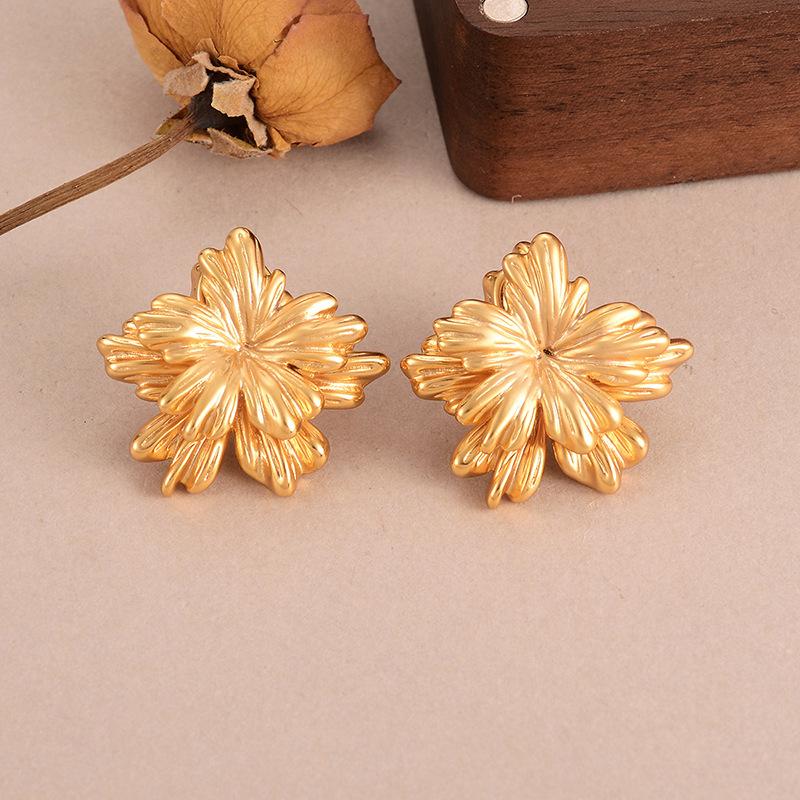 Simple and Fashionable Metal Wind Love Geometric Earrings Retro High-end Design Sense Niche European and American Gold Versatile Stud Earrings