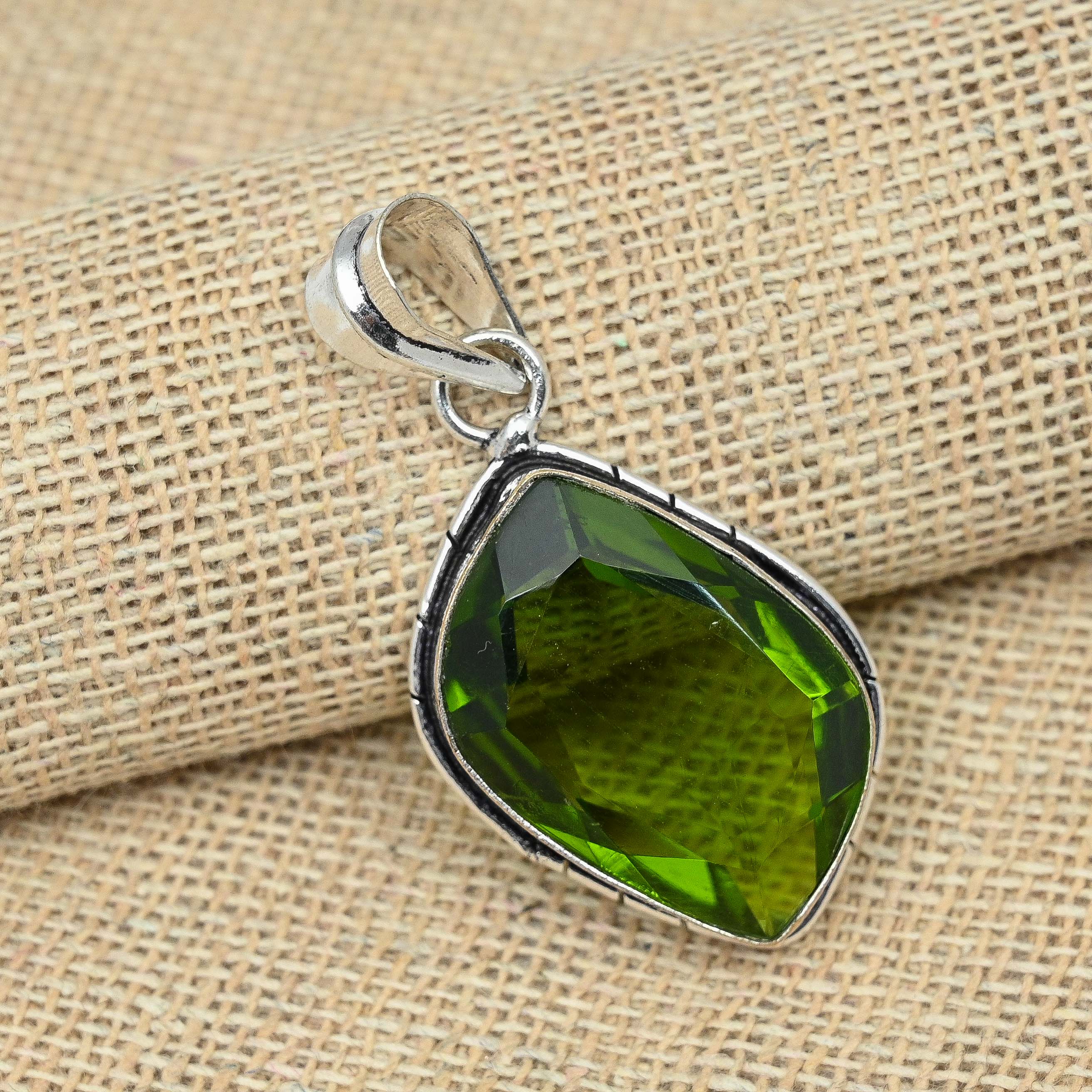 

Драгоценный камень перидот AAA +, стерлинговое серебро 925 пробы, очаровательные ювелирные изделия ручной работы с подвесками 1.96 Inches зелёный