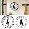 Wanddekorationsuhr Mann Silhouette Uhr, Stille Nicht tickende Runde Hängende Dekorative Digitale Analoge für Zuhause Büro Schlafzimmer Wohnzimmer Minimalistisch
