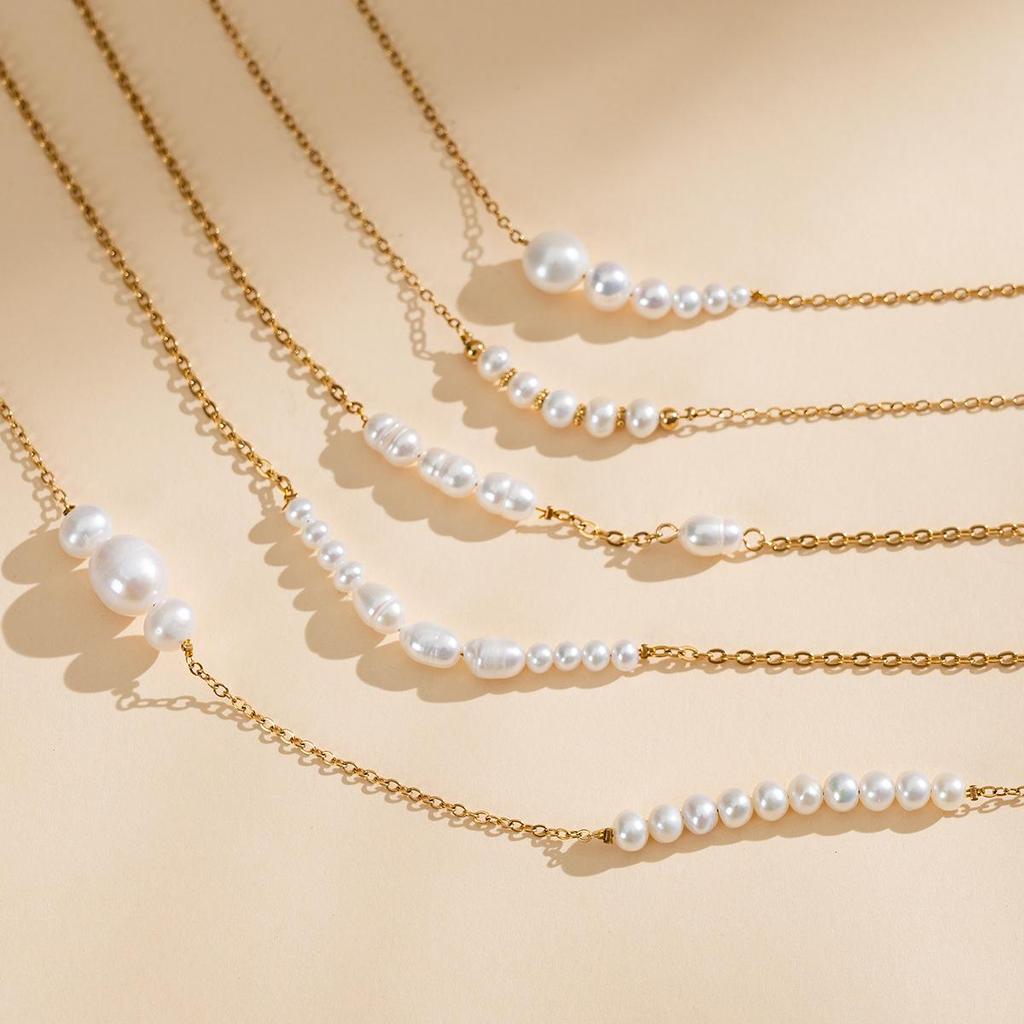 Elegant Gradient Freshwater Pearl Necklace: Fashionable 18K Gold-Plated Titanium Clavicle Chain, Long-Lasting and Versatile Design.