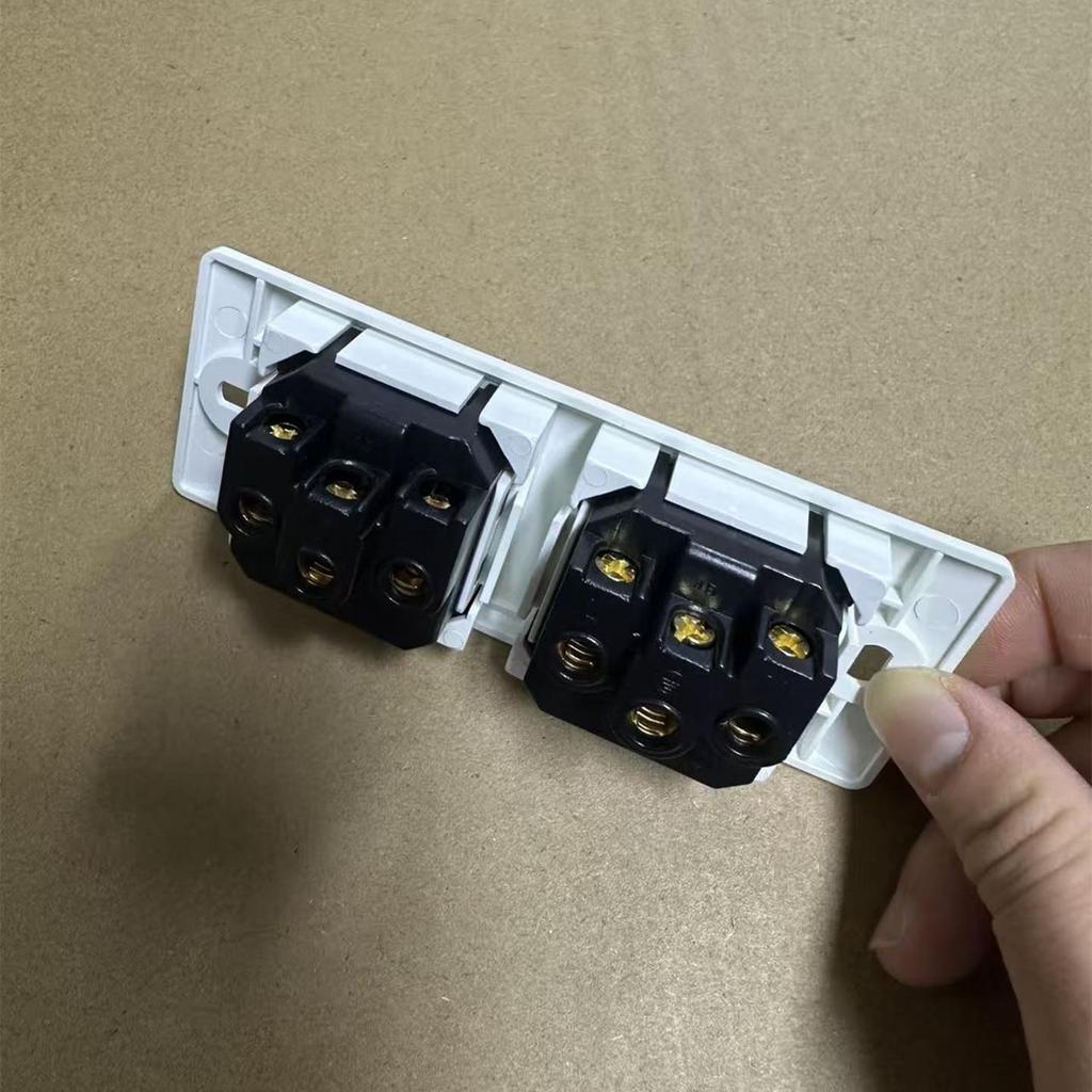 10A Dreiloch-Überspannungsschutz-Steckdosenleiste mit industriellen Zwei-Positionen- & Fünfloch-Steckdosen, Typ 118