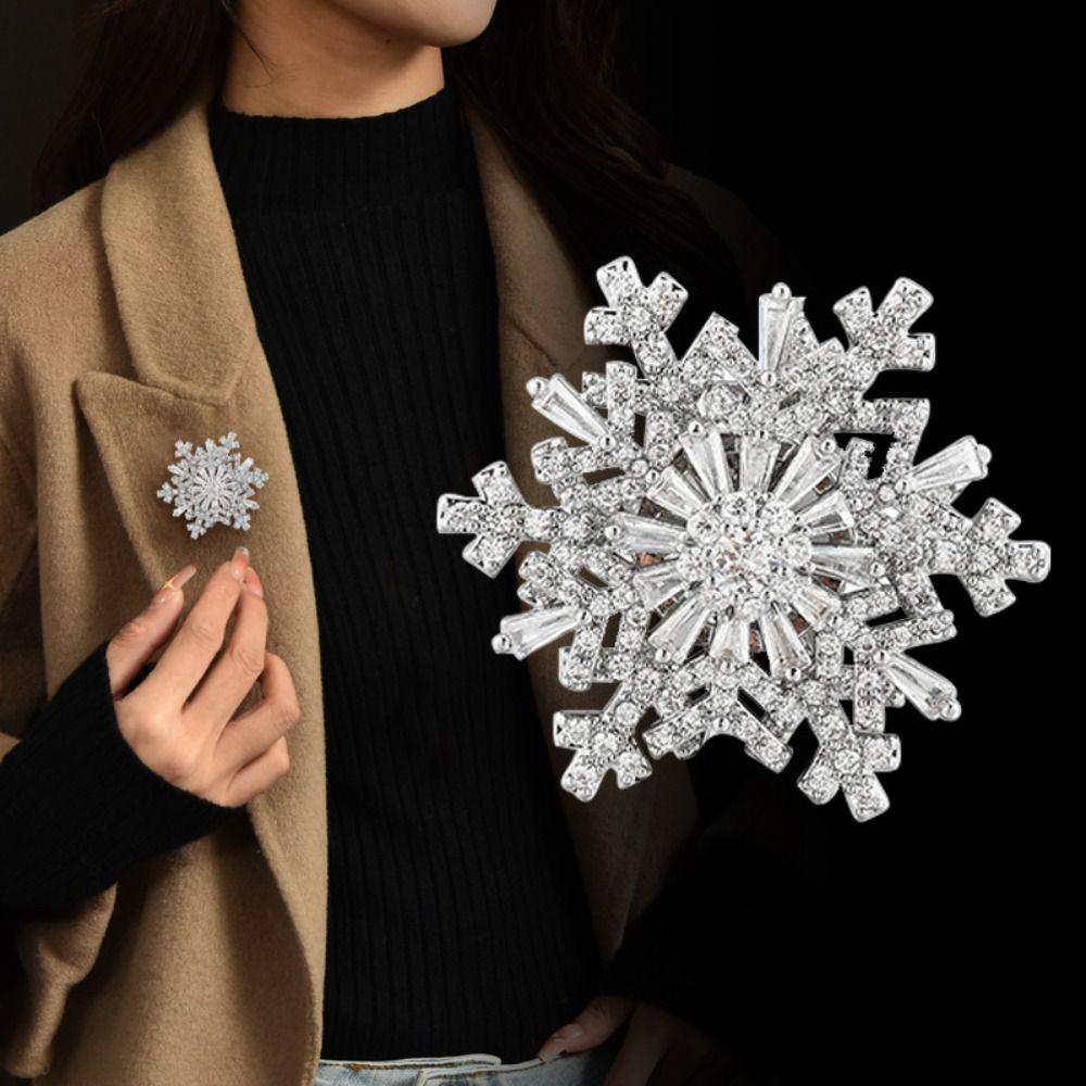 Sparkling Creative Snowflake Pin Rhinestone Zinc Zinc Alloy Zircon Badge Rotatable Snowflake Brooch Party