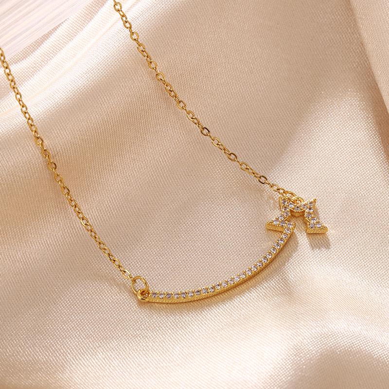 Geometric Diamond Inlaid Necklace: Fashionable Electroplated Choker & Clavicle Chain with Pendant.