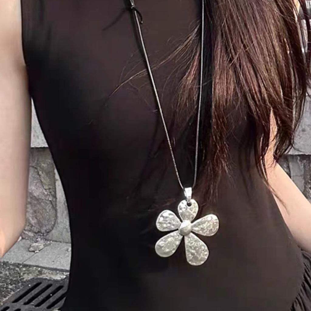 Statement Textured Flower Necklace Floral Shape Neckchain Adjustable Clavicle Chain Elegant Blossom Jewelry for Weddings