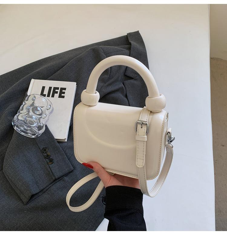 

Нишевая дизайнерская женская сумка весна 2025 новая простая в иностранном стиле с высоким чувством моды универсальная на плечо/кроссбоди