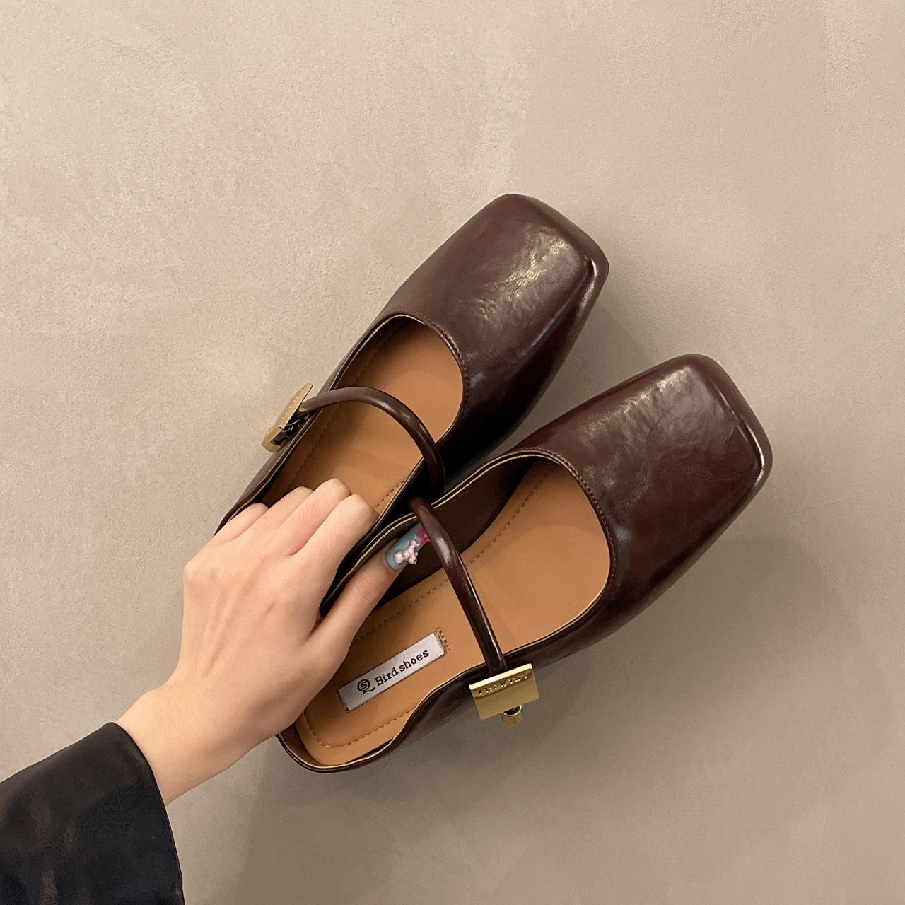 

Плоскодонный квадратноголовый лентяй с одной ногой и полушлепанцами для ношения на улице 2025 весна новый повседневный мягкоподошвенный с сумкой на голове шлепанцы 40 темно-коричневого