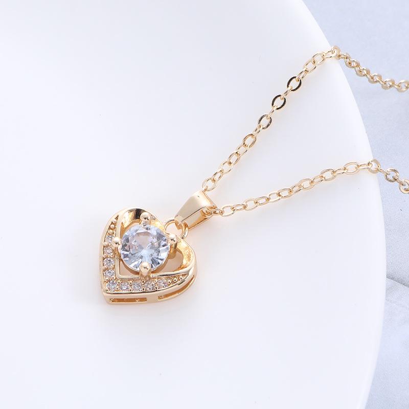 Europäischer und Amerikanischer Stil Vergoldetes Pfirsichherz Schmuckset: Kupfer-Mikro-Inlay Zirkon Ohrringe, Halskette und Ring.