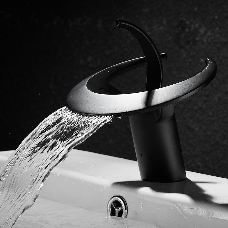 Luxuriöser Kupfer-Wasserfallhahn für das Badezimmer einer Villa – Heiß- und Kaltfunktion, kreatives Design für das Handwaschbecken