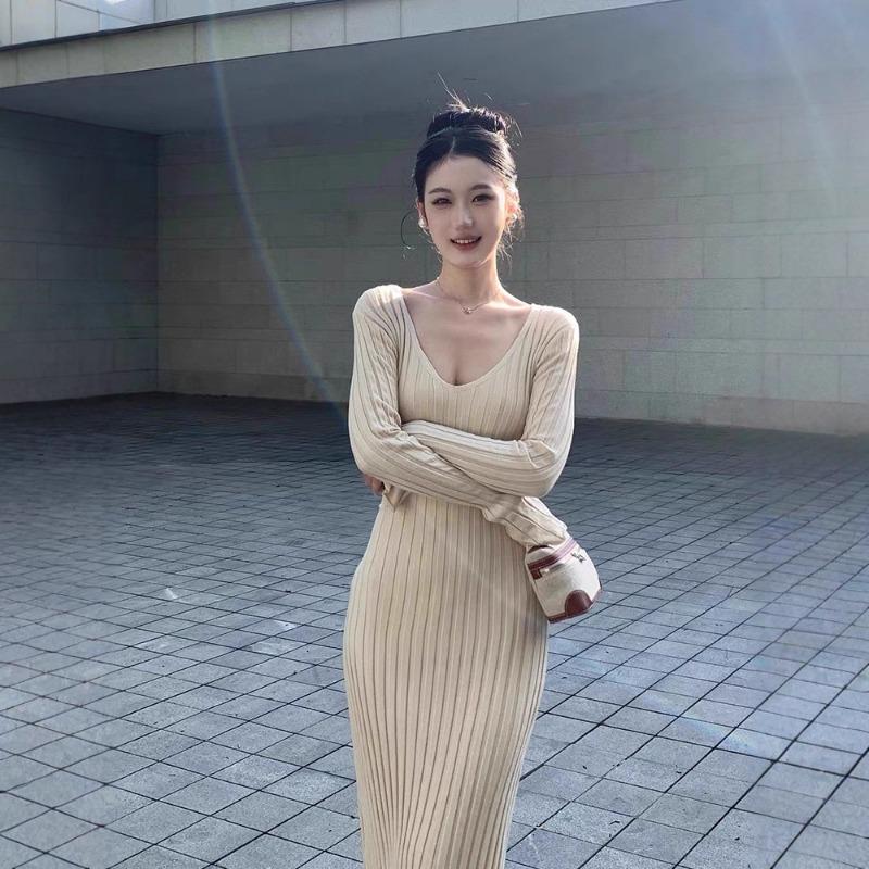 [] Early autumn new pendant temperament long dress women's high-end exquisite figure minimalist knitted dress