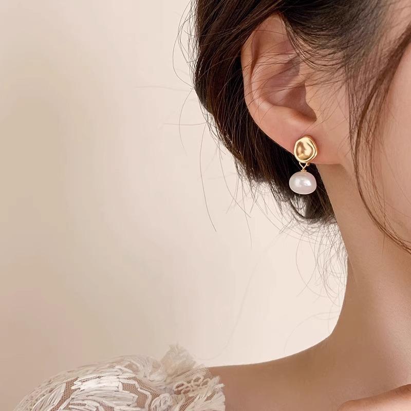 Baroque Irregular Pearl Matte Stud Earrings: Elegant Design for Women