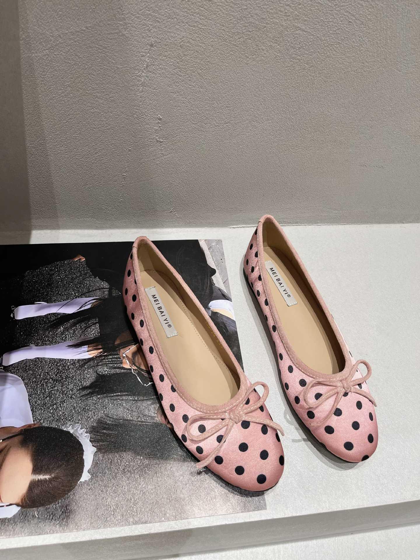 

Жіночі французькі ретро лофери сліпони в горошок з бантом на осінь 2025 36 рожевий