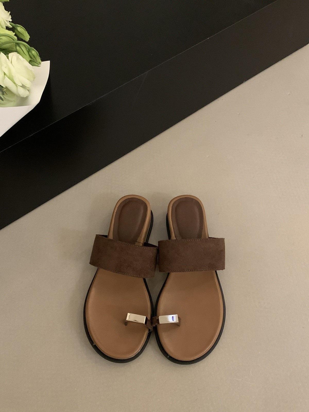 

French thick-soled heightening set of toe cool slippers for women s summer wear 2025 new one-word belt flat-bottomed casual beach sandals 40 коричневый