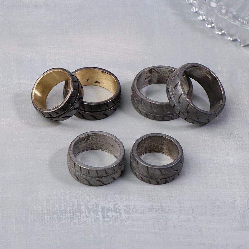 Pro milovníky závodění Ručně vyráběný kovový prsten s dezénem závodní pneumatiky Svatba závodního jezdce Šperky