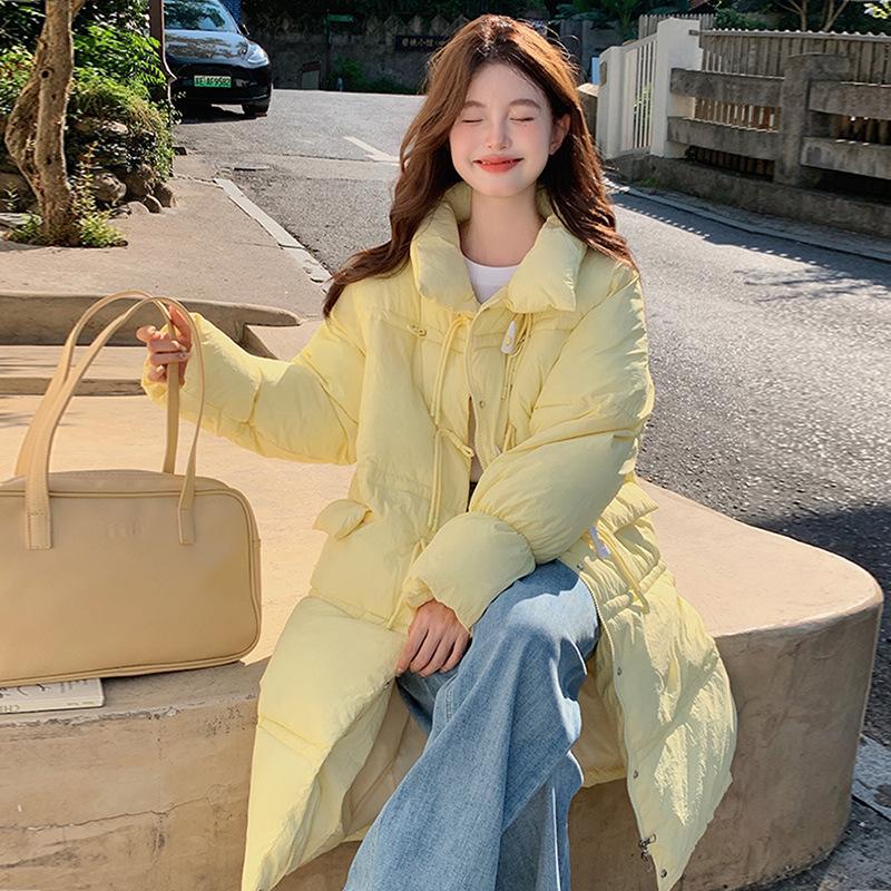 Взимку, Нове жіноче довге стьобане пальто до коліна приталеного крою з роговими ґудзиками для студентів.