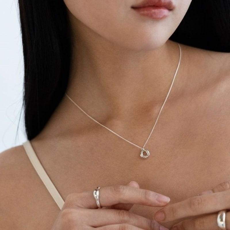 THE ACHROMATIC INFORMAL CIRCLE NECKLACE