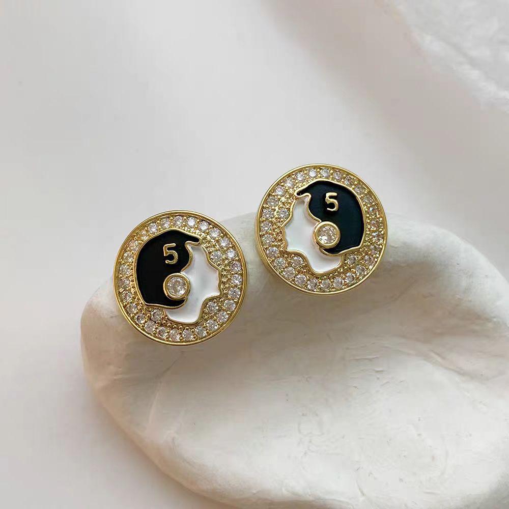 

Круглые серьги-пусеты с микропаве из цирконов и капельным покрытием - Легкая роскошь, Ароматный стиль, Высококлассные украшения для ушей