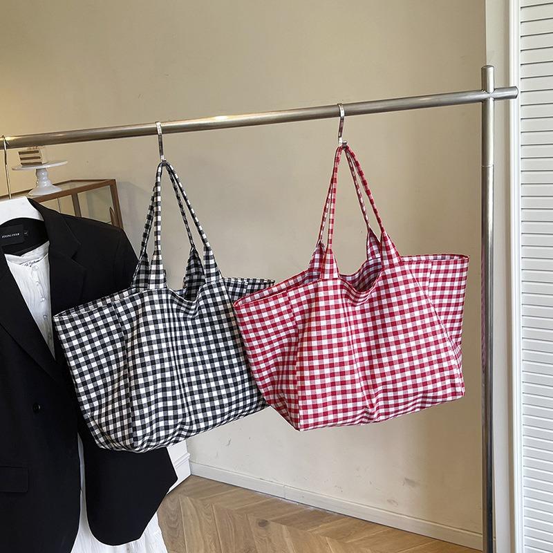 Oggi, le borse tote in tela a quadri di grande capacità sono popolari, borse a tracolla per lo shopping in stile letterario e pigro per la moda estiva.