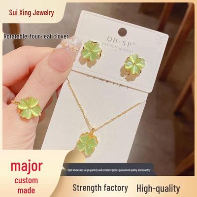 Rotatable Four-Leaf Clover Cat's Eye Necklace: Elegant, Versatile, Luxurious, and Classic Fashion for Women.