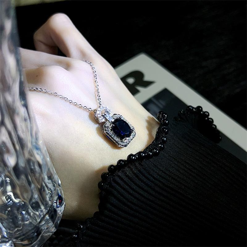 Collana di Zaffiri Blu Reale e Diamanti: Catena Lunga di Lusso con Chiusura a Moschettone per un Look Semplice ed Elegante