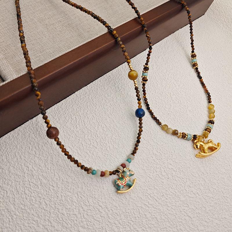 Vintage Tigerauge Stein Halskette mit vergoldetem Schaukelpferd Anhänger - 2025 Elegantes Design Schlüsselbeinkette.