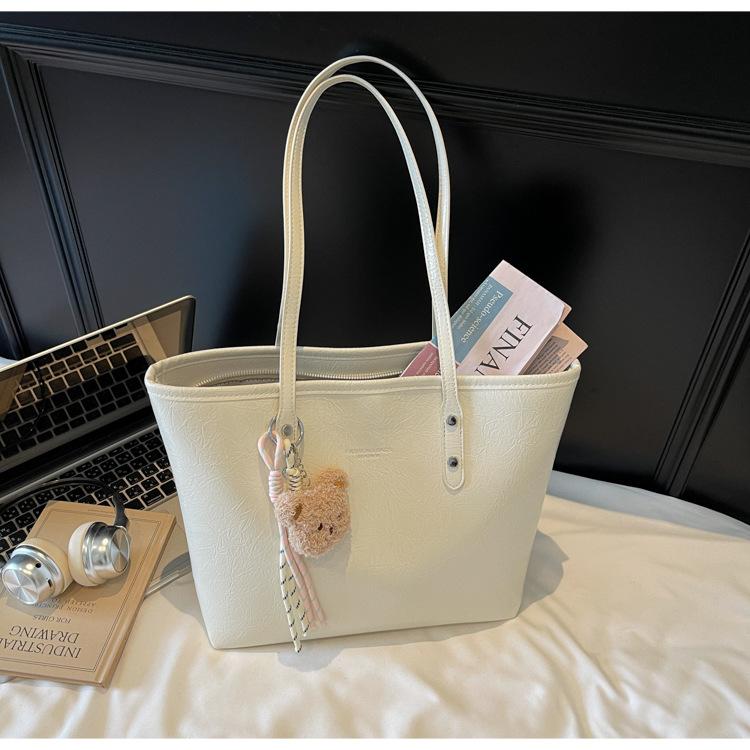 Large-capacity commuter tote bag 2025 summer new fashion trendy temperament shoulder bag hand-scratched armpit bag