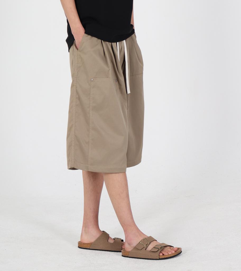 Beoteunseoul Double-Pleat Front Cargo Wide Bermuda Pants (Beige)