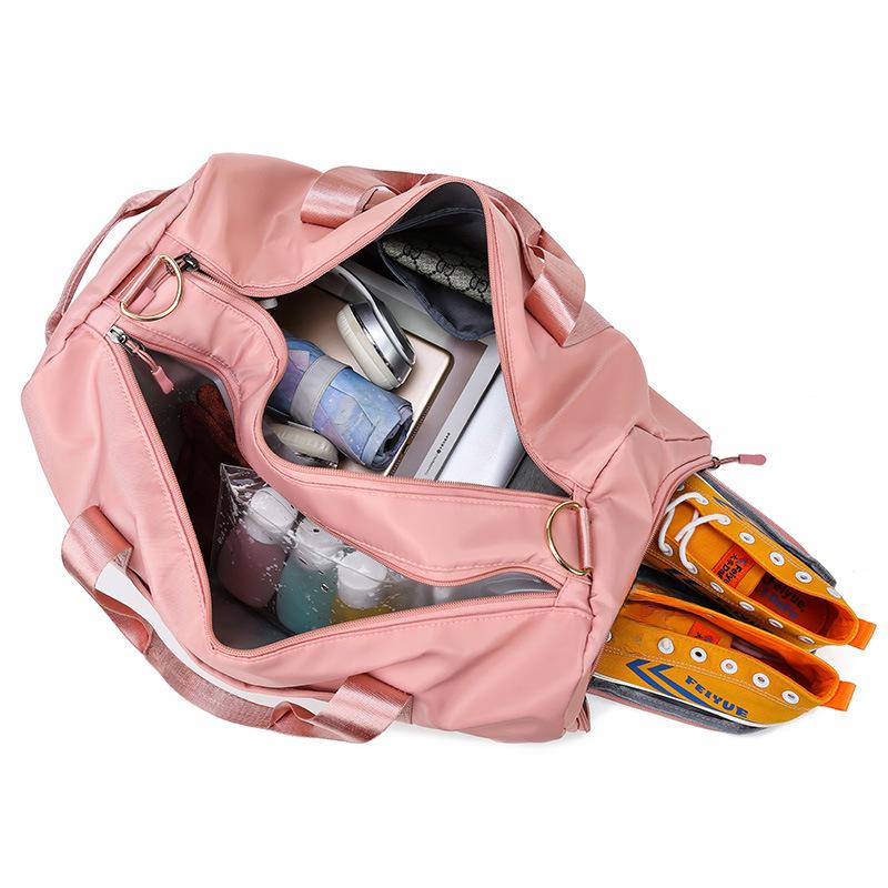 Geräumige Reisetasche mit Nass-/Trockenfach, ideal für Sport, Yoga und Kurztrips, mit aufgedrucktem Logo.