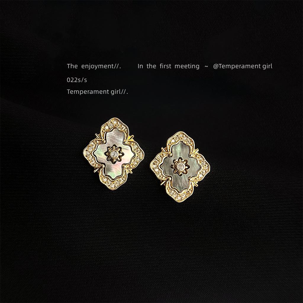 Retro Fashion High-end Earrings 1 pair