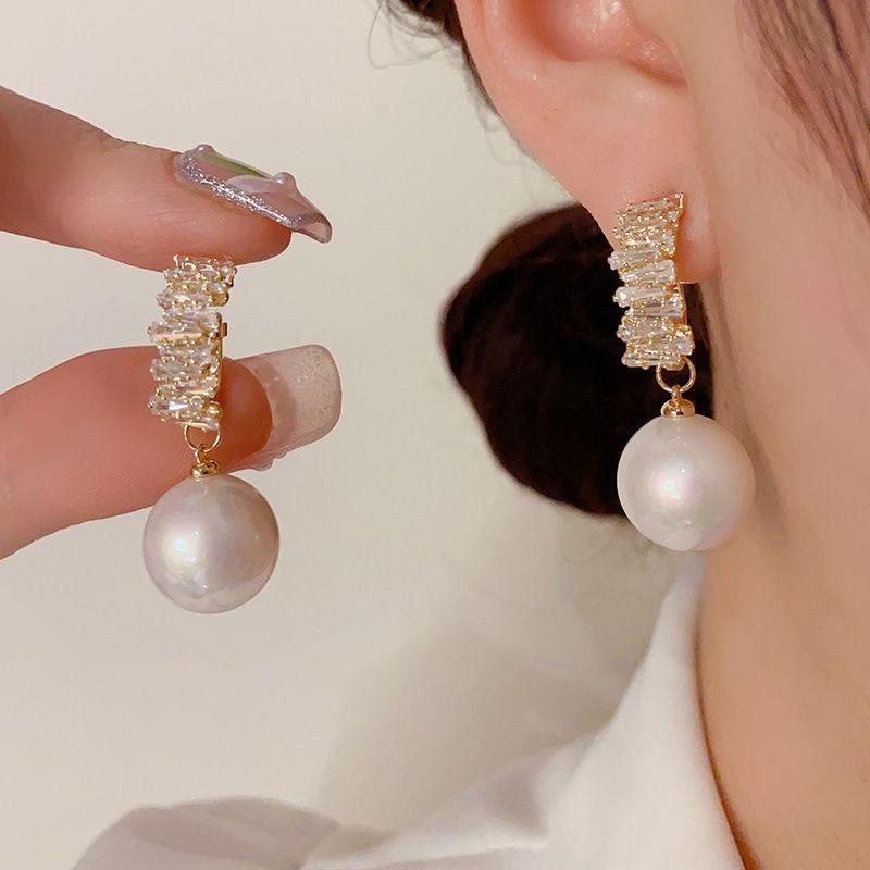 Koreanischer Stil Nicht-Piercing Ohrclip mit langem Quaste, Perlmutt Schmetterlings Design für Damen - High-End, Coole Mode.