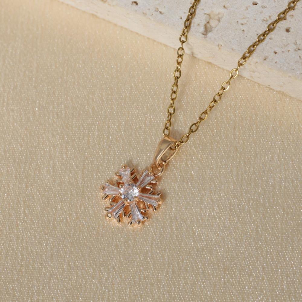 Simple Colorful Snowflakes Pendant Necklaces for Women Fashion Zirconia Necklace Wedding Party Jewelry Accessories Christmas Gift