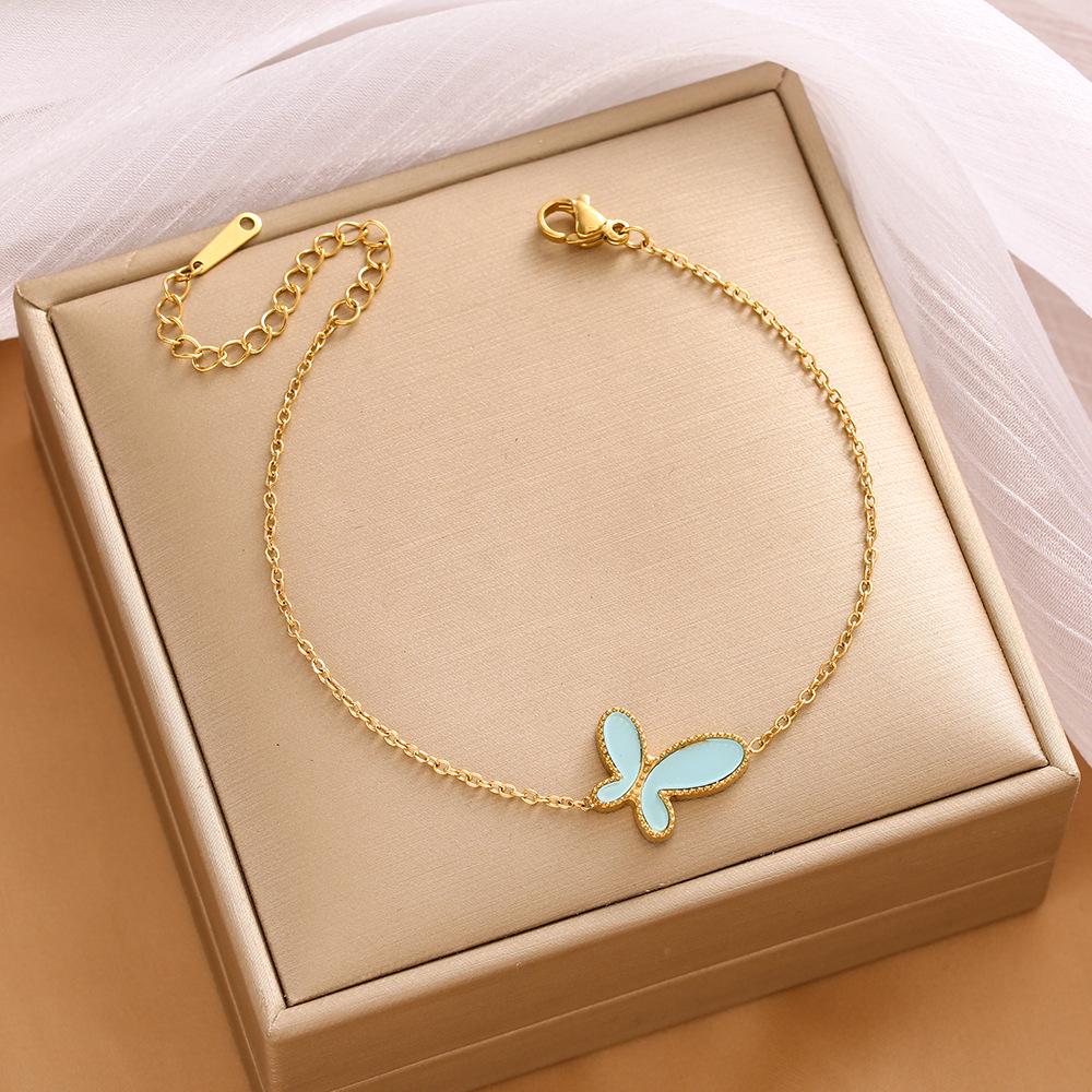 High-End Titanium Steel Four-Leaf Clover Bracelet with Shell Pendant – Durable, Fade-Resistant Design