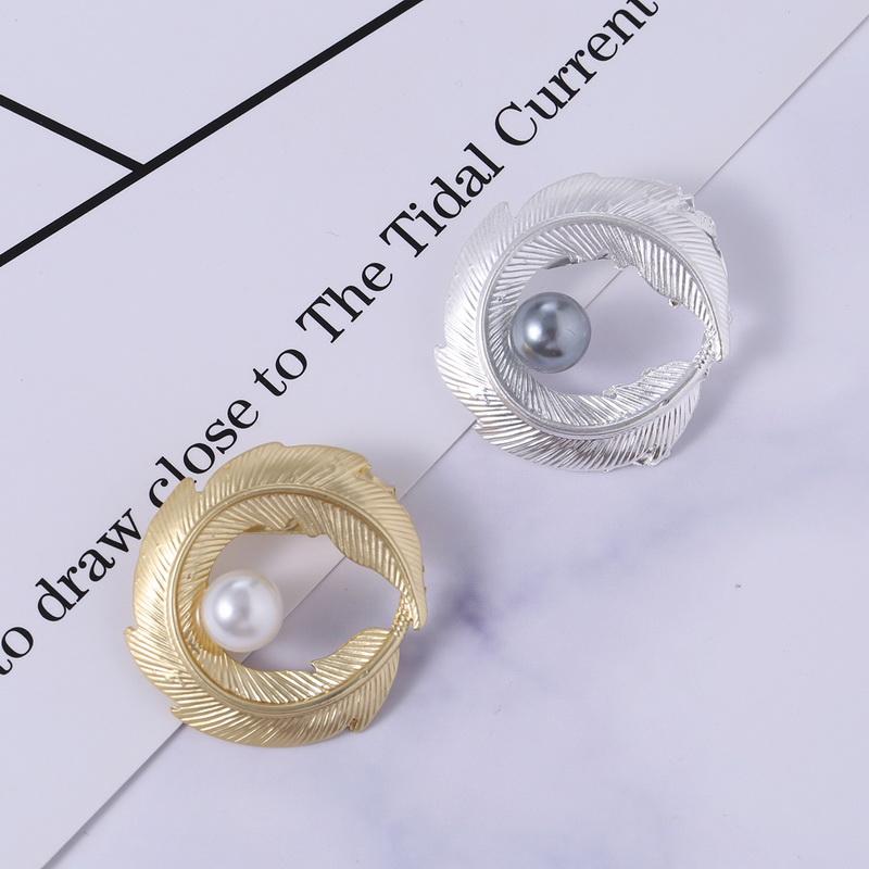 Einfache und modische romantische Brosche Blätter runde Perlenbrosche Damen-Accessoires Partykleid-Accessoires Brosche Geschenkschmuck