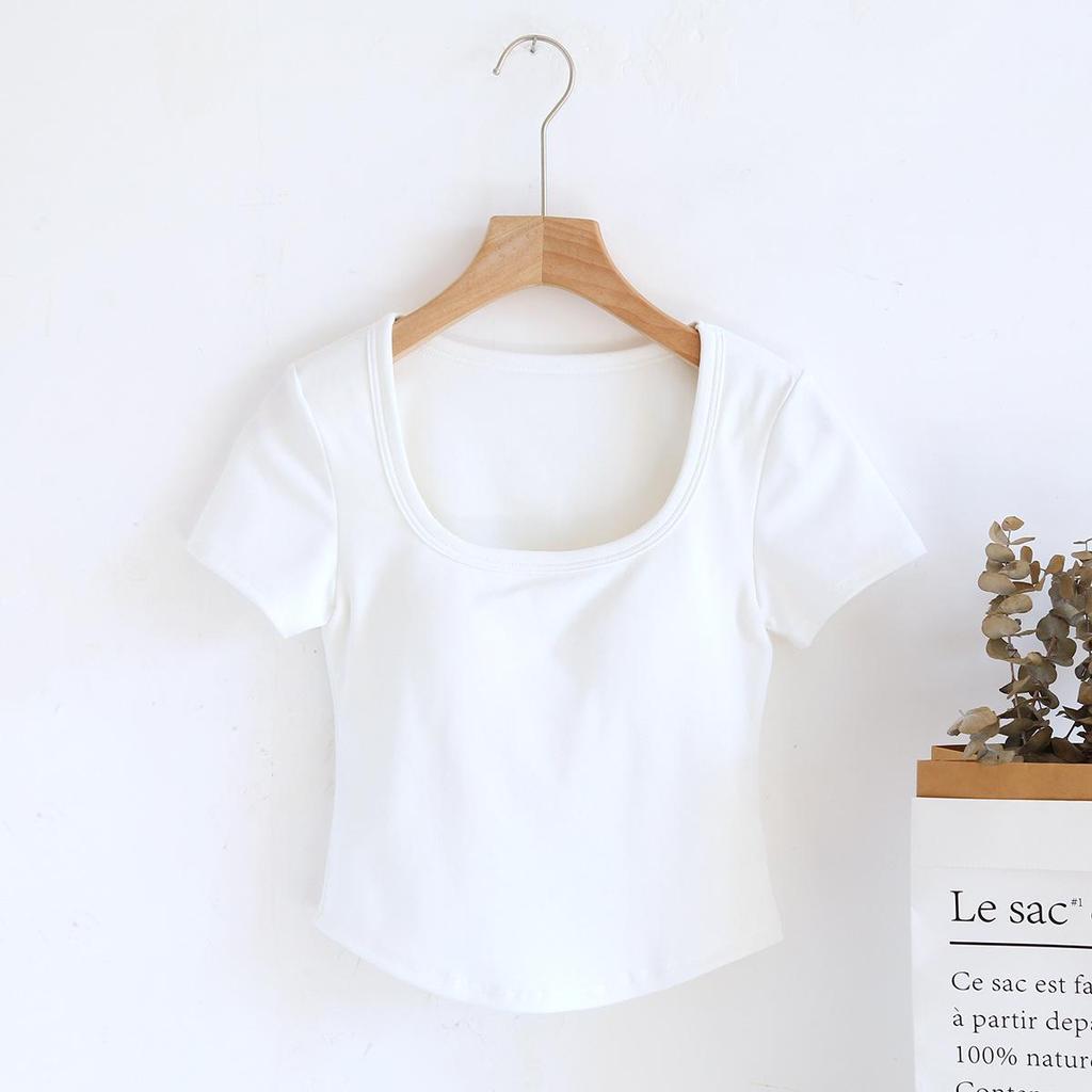 Dámské tričko s krátkým rukávem s vycpávkou na hrudi, nepravidelným lemem, čtvercovým výstřihem a spodním lemem pod prsy — Ideální na léto.