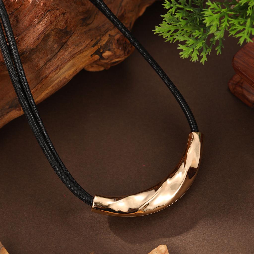 New smooth irregular crescent moon leather rope necklace, women's retro high-end crescent neck necklace