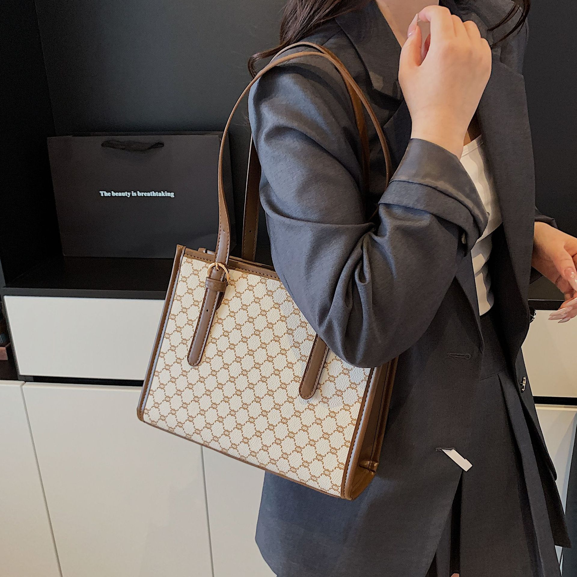 

Женская сумка-тоут 2025 весна новая мода женская сумочка большой вместимости для поездок на работу с принтом студенческая на плечо