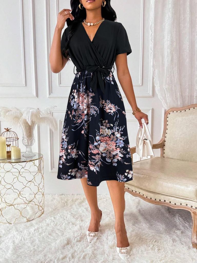 Elegante Vestito Corto con Stampa Floreale, Scollo a V e Cintura