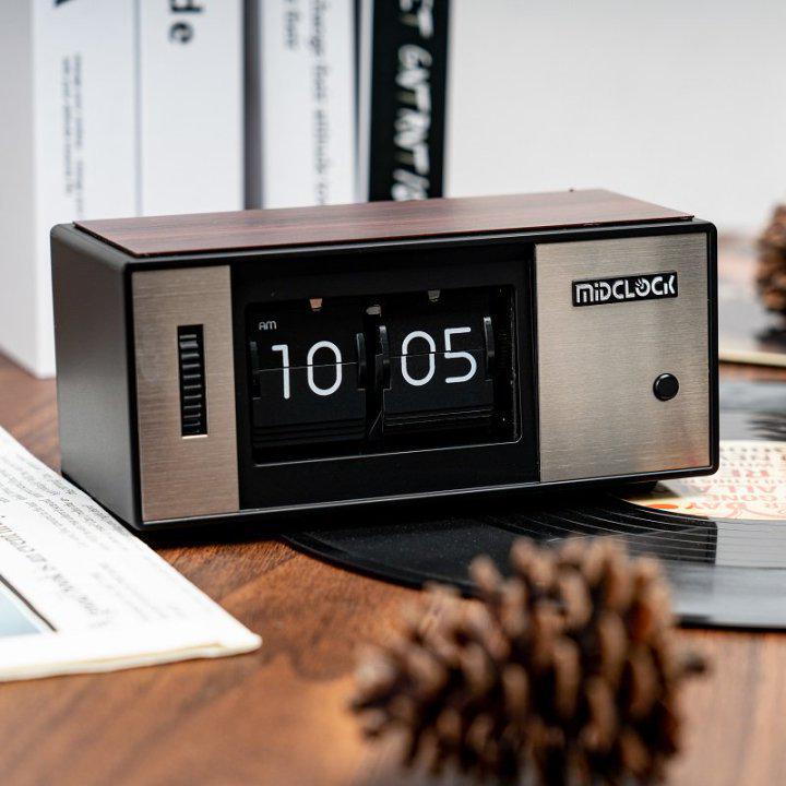 MiaoKe Retro Automatic Walnut Flip Clock: Simple Desktop Decor