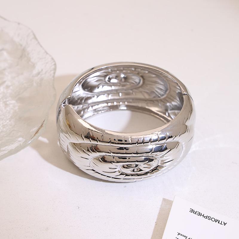 Retro Metal Square Bracelet for Women: Stylish and Smooth Spring Bangle with European and American Ins Flair