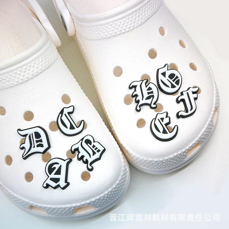 1 StückNeuer Stil Anhänger Altenglischer Buchstabe PVC Loch Schuh Schuhe Blume Silberner Buchstabe Schuhe Anhänger Schuhe Dekoratives Zubehör