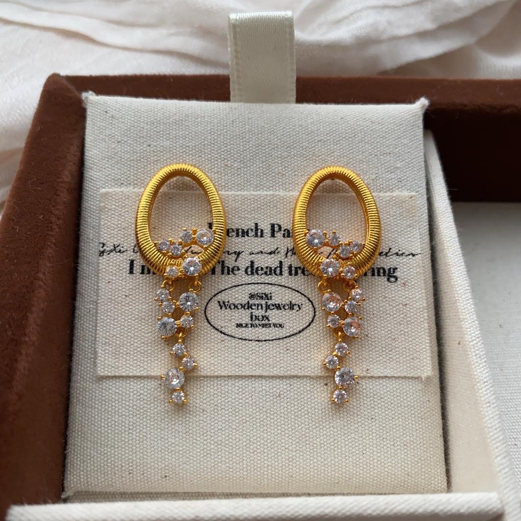 Leichter Luxus Schwerindustrie Diamantbesetzte Diamantförmige Spleiß-Steckohrringe Für Damen, Einzigartiges Designgefühl, Modische Eleganz, High-End